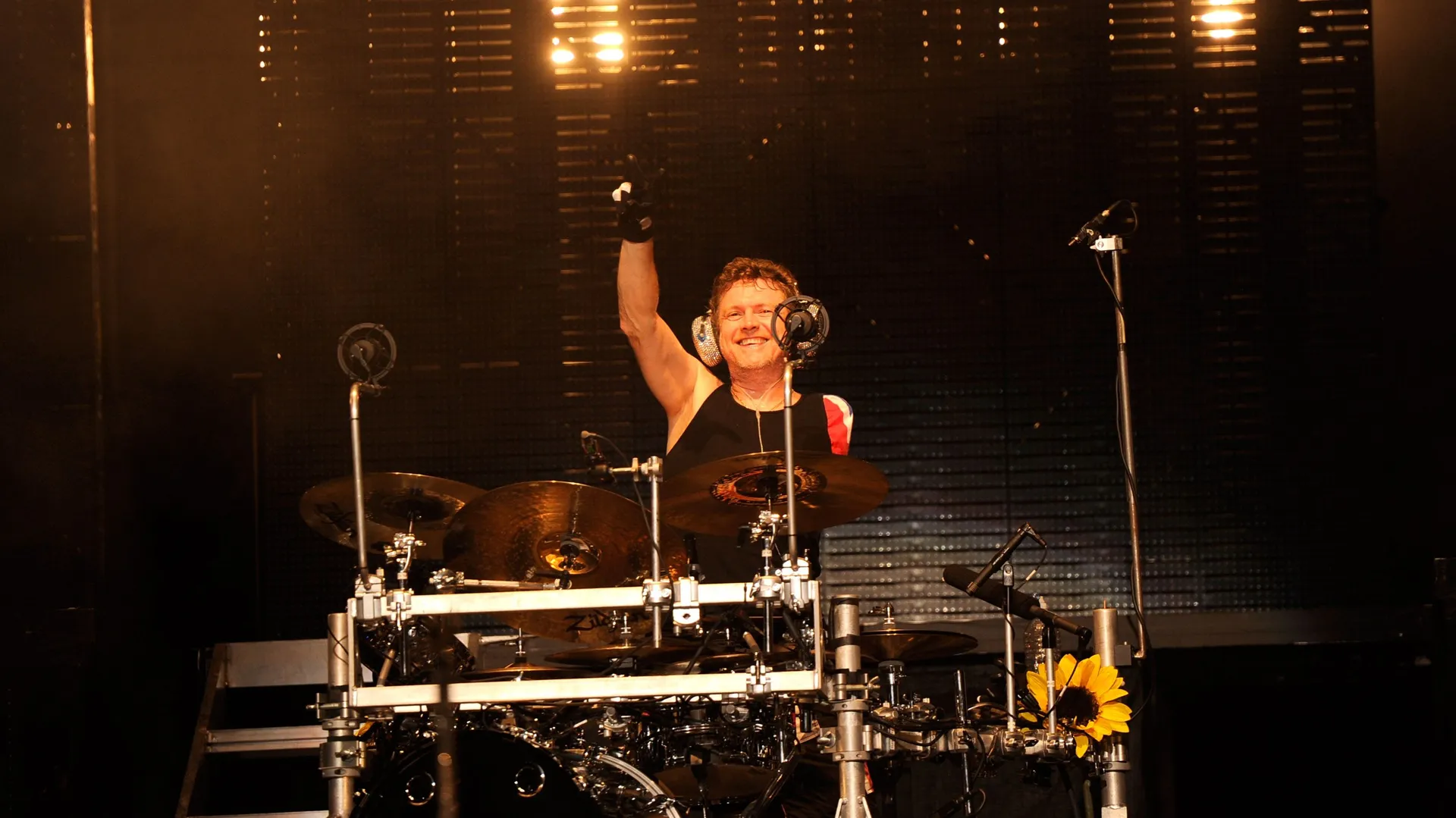 Le batteur de Def Leppard explique son agression - RTBF Actus
