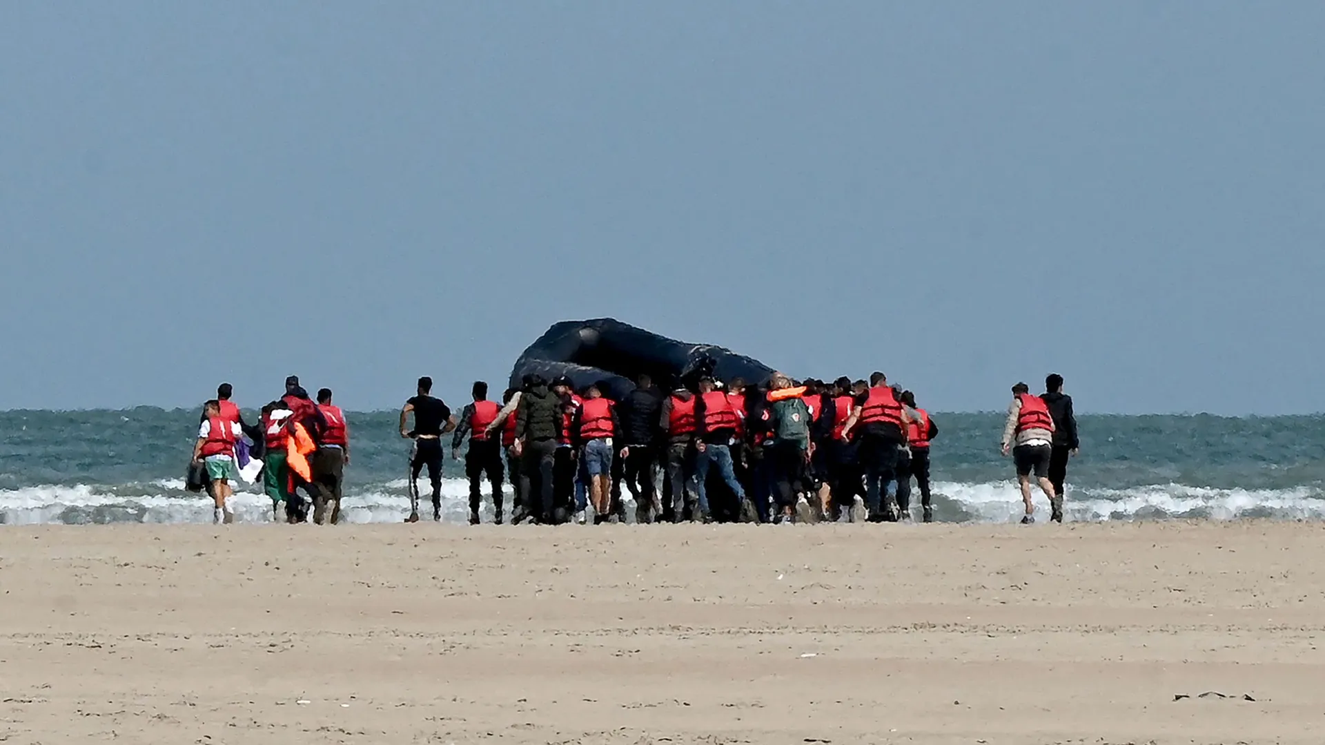 Plus de 600 migrants ont tenté de traverser la Manche vendredi - RTBF Actus