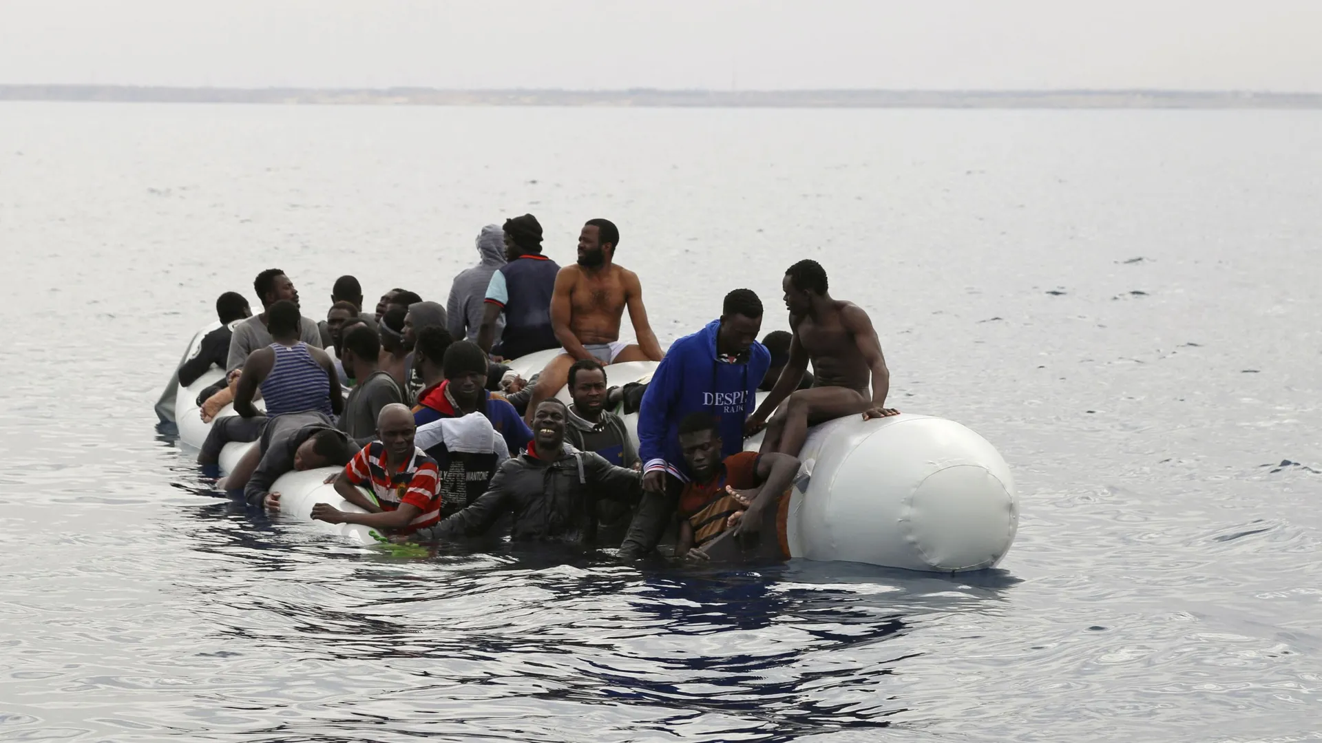Trois morts et des dizaines de migrants portés disparus au large d'une ...