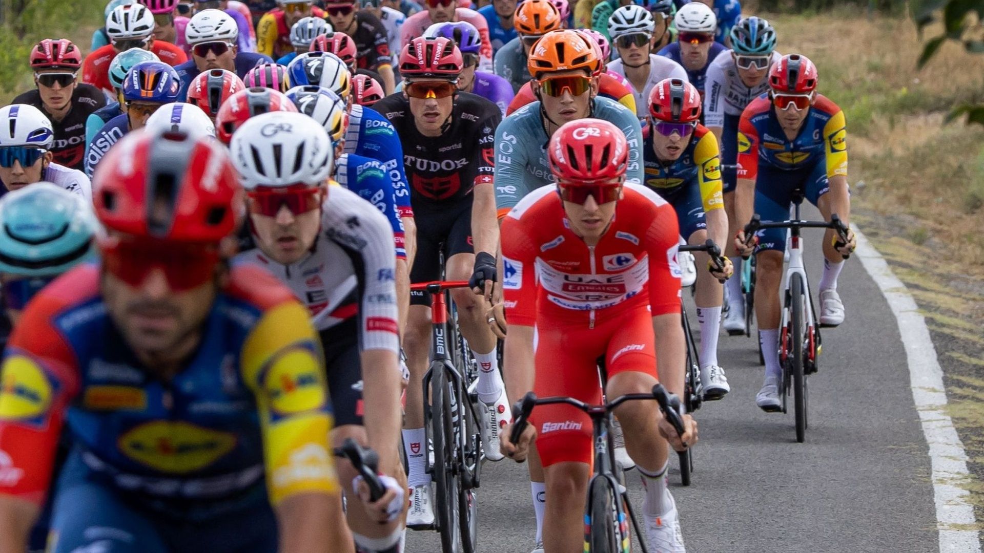 Vuelta 2026 : Est-ce que Tadej Pogacar en fait trop ? "Les coureurs connaissent le régime auquel ils sont tous soumis"