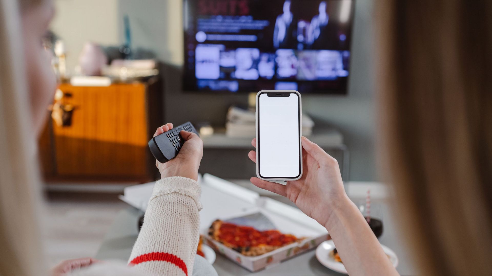 De la télé au smartphone, comment nos corps se sont rapprochés des écrans