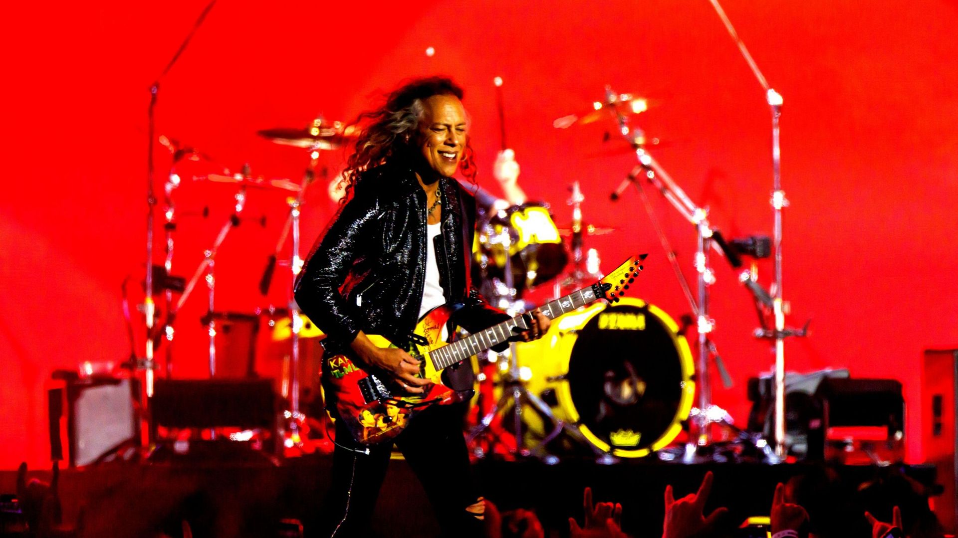 Kirk Hammett de Metallica chute sur scène après une polémique autour d’un t-shirt Taylor Swift