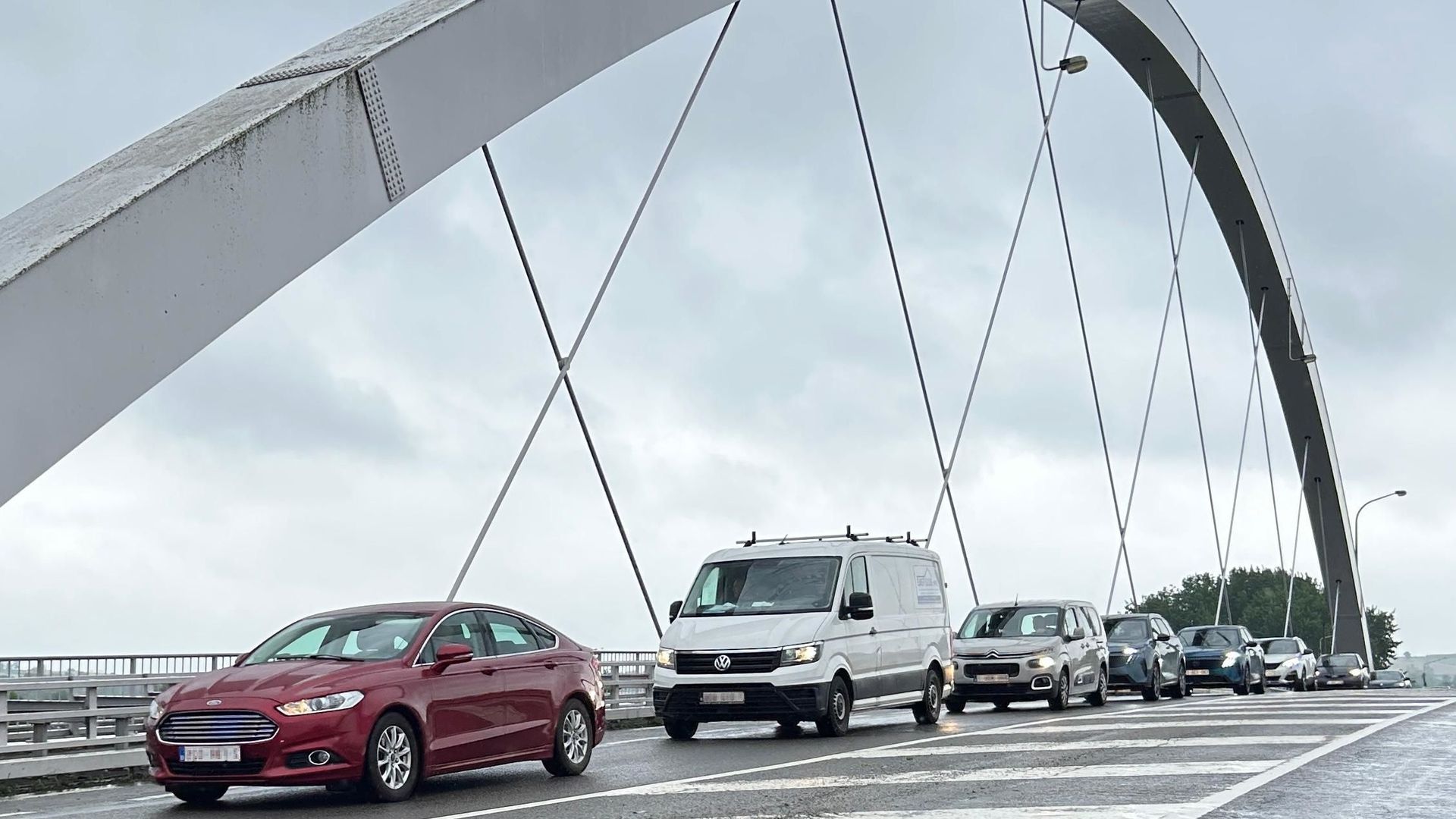 La mobilité en Basse-Meuse étranglée : deux ponts fermés, tout le monde est bloqué
