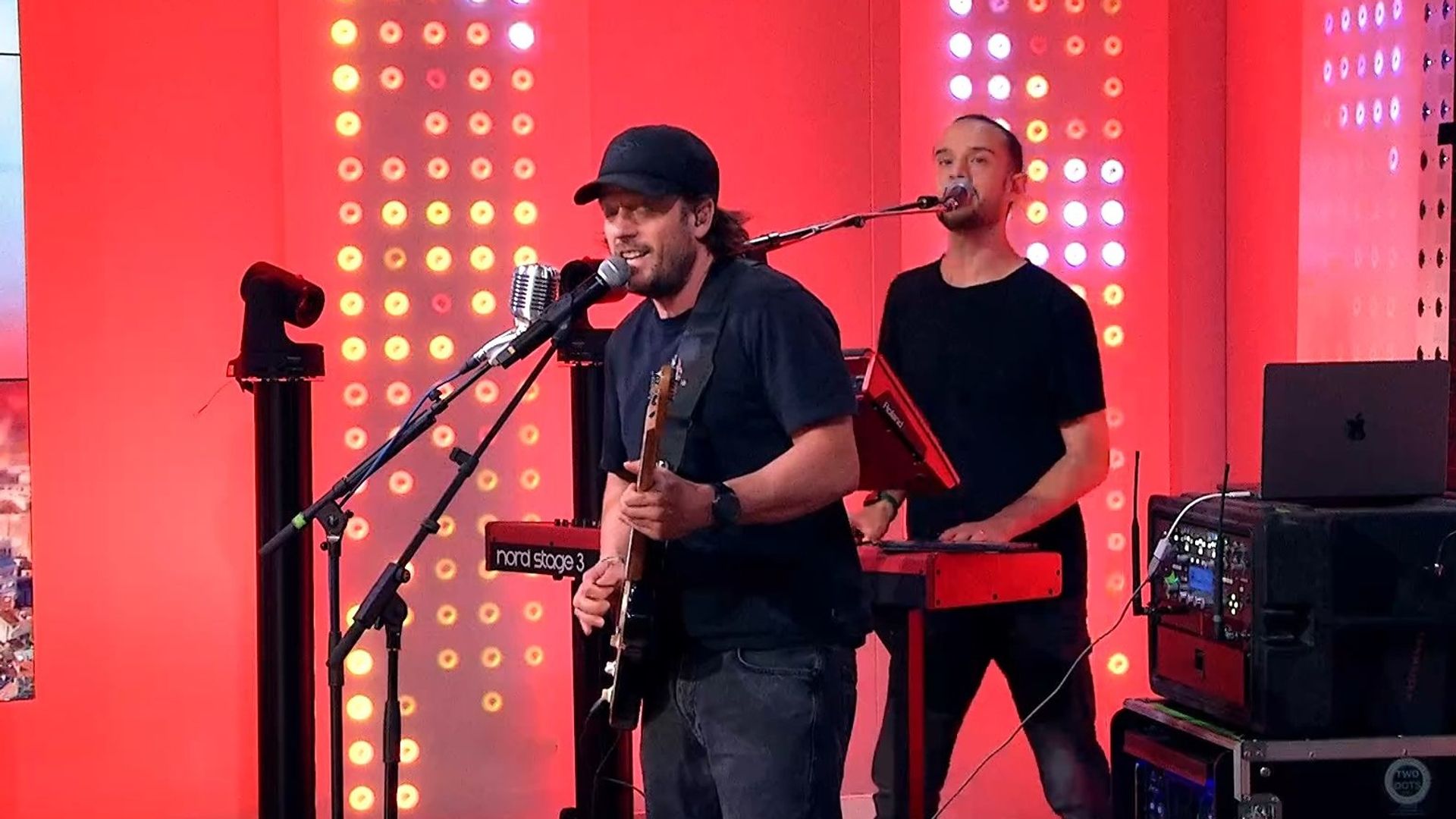 Two Dots bluffe le plateau en reprenant 'Bohemian Rhapsody' de Queen en duo - RTBF Actus
