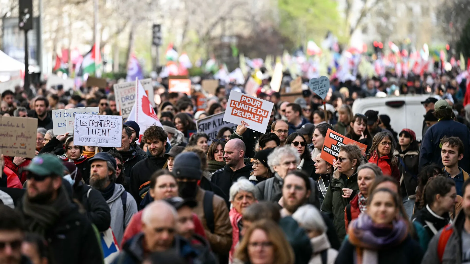 Des milliers de personnes rassemblées en France contre 'le fascisme ...
