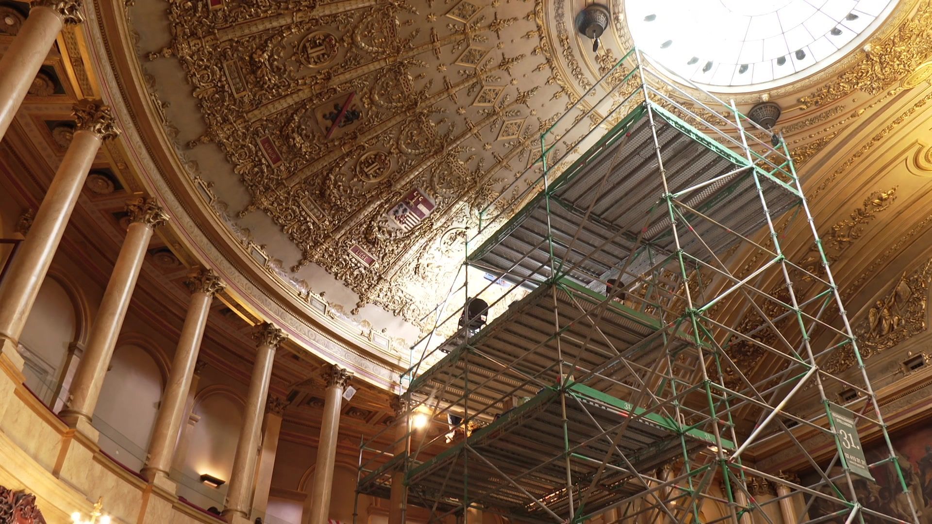 Une partie de l’exceptionnel plafond du Sénat retrouve dorures et couleurs en vue d’une restauration totale