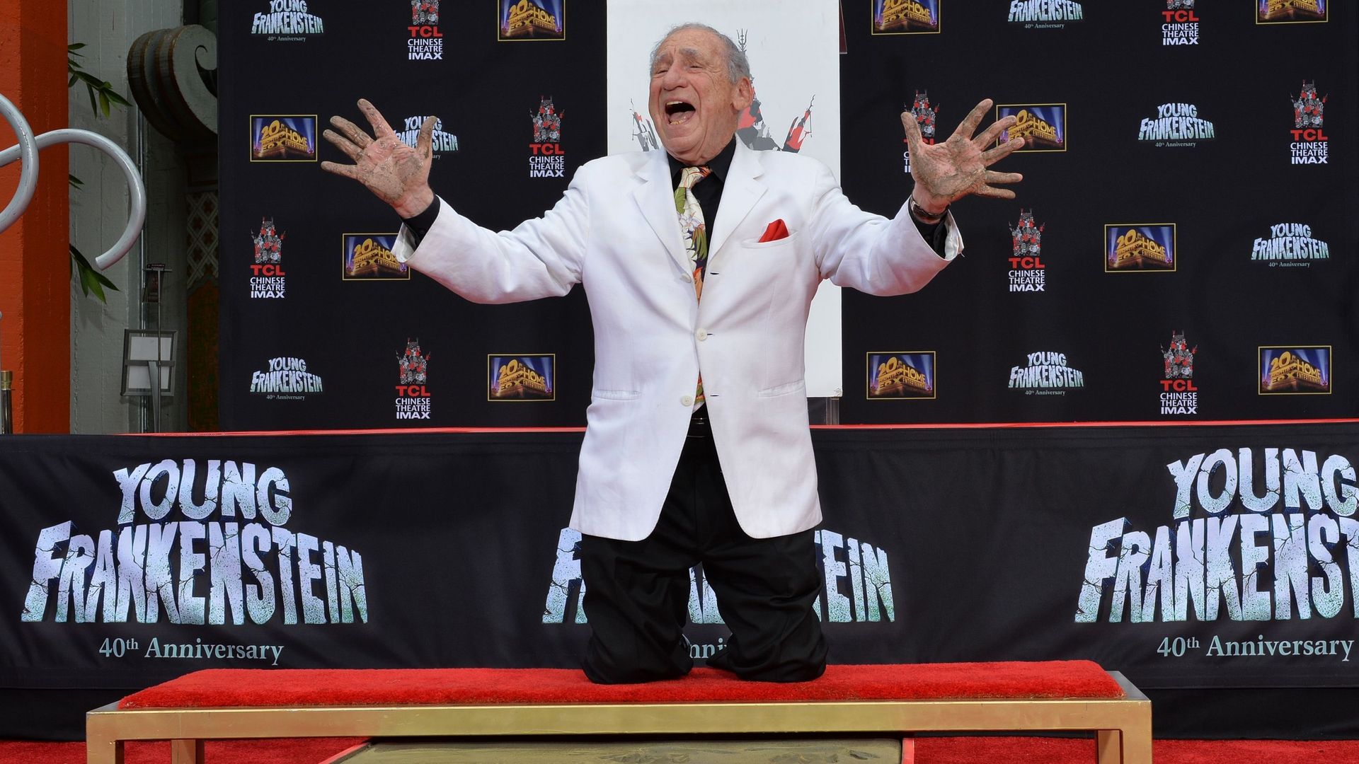 Mel Brooks laisse une empreinte à six doigts sur Hollywood Boulevard - RTBF Actus