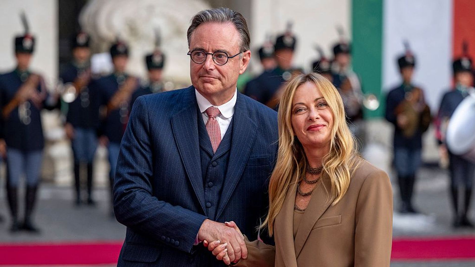 La revue de presse : De Wever et sa "grande amie" post-fasciste