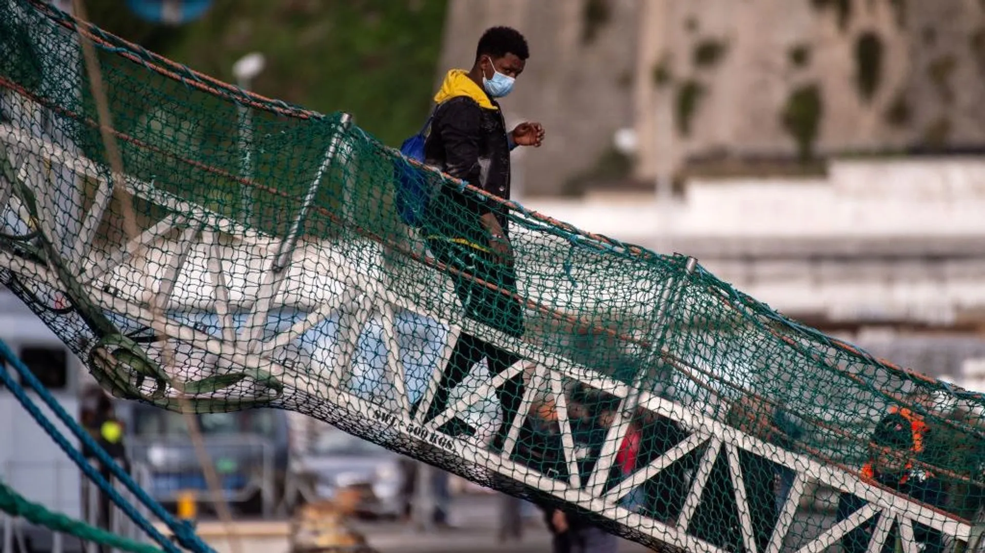 Italie : une cinquantaine de migrants en détresse secourus par les ...