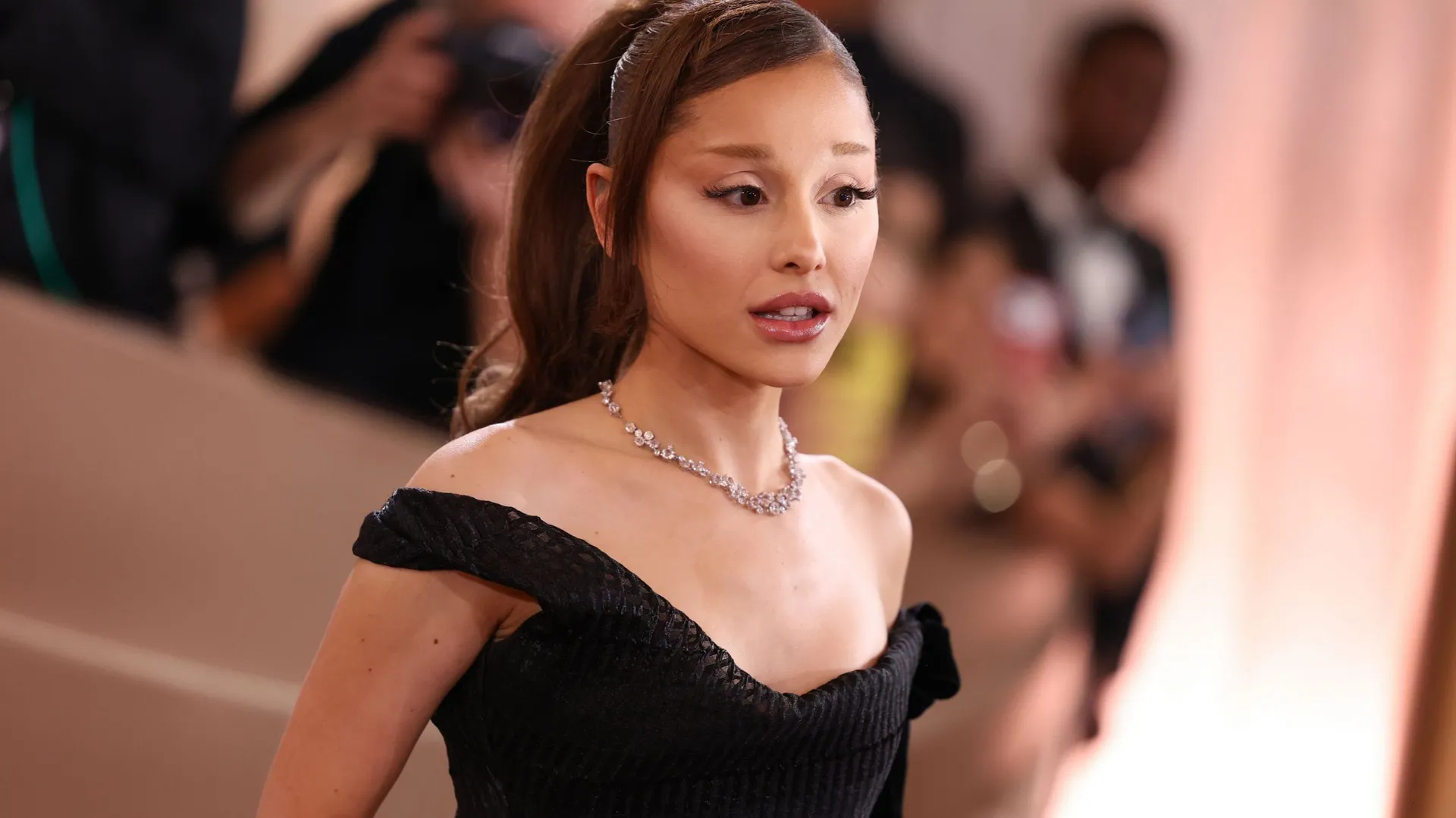 ariana-grande-d-voile-petal-son-album-le-plus-dark-et-peut-tre-le