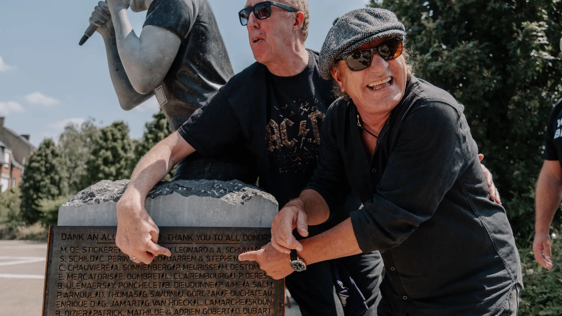 AC/DC – Brian Johnson se déplace à Namur pour découvrir sa statue ...