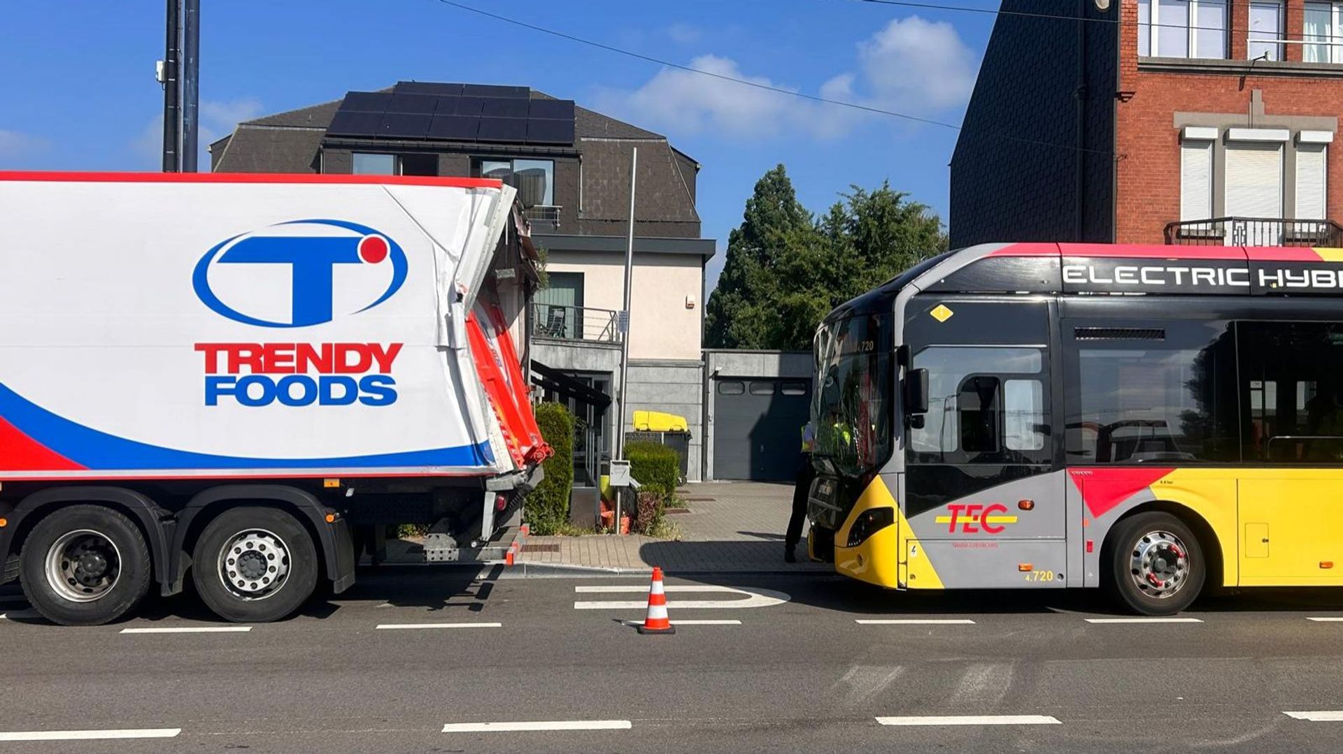 Namur : un bus TEC percute un camion de livraison, il y a six blessés