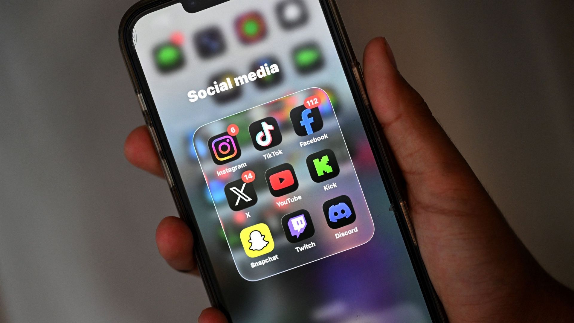 La France interdit les réseaux sociaux aux moins de 15 ans, une première en Europe
