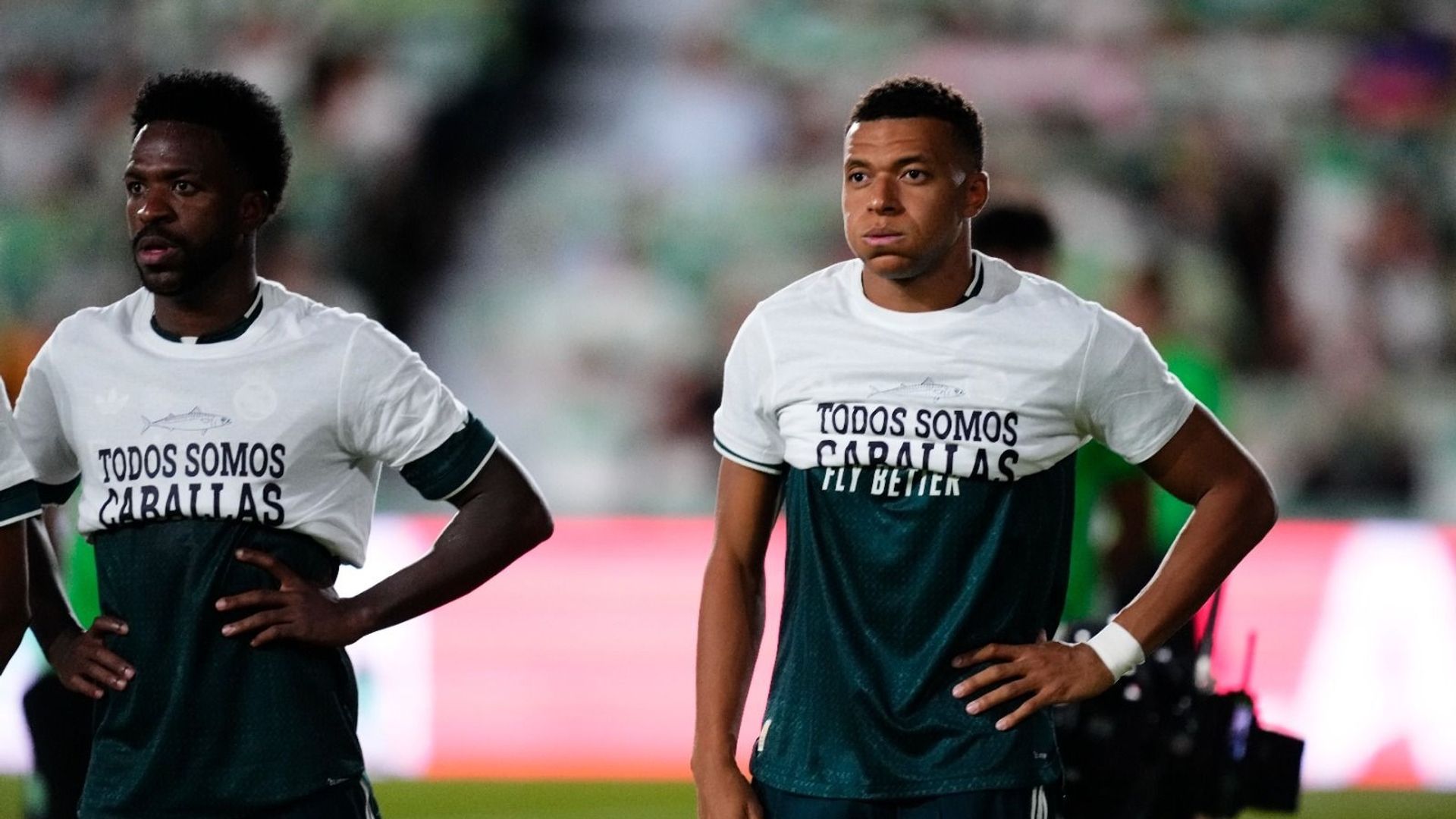 Photo: rtbf.be Polémique en Espagne : Mbappé, Vinicius et Konaté masquent un message de soutien aux habitants de Ceuta, le Real Madrid les
