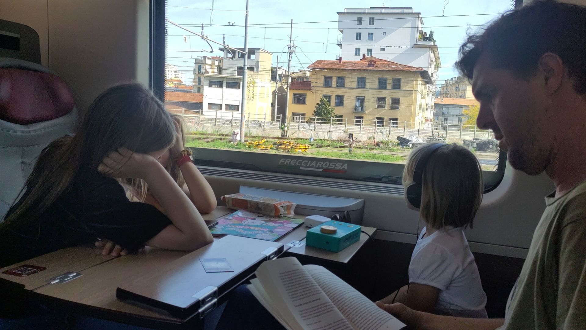 5 astuces (et un carnet) pour ne jamais s'ennuyer en train