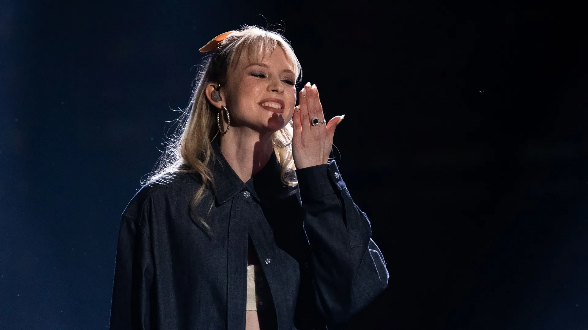 Angèle de retour sur scène pour le Nonante-cinq Tour chez elle, à ...