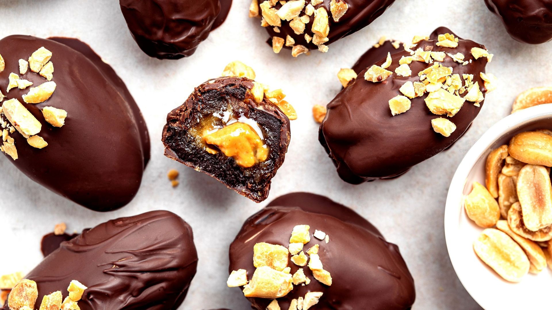 Les dattes au chocolat et au beurre de cacahuètes, bonne ou mauvaise idée ? On fait le test