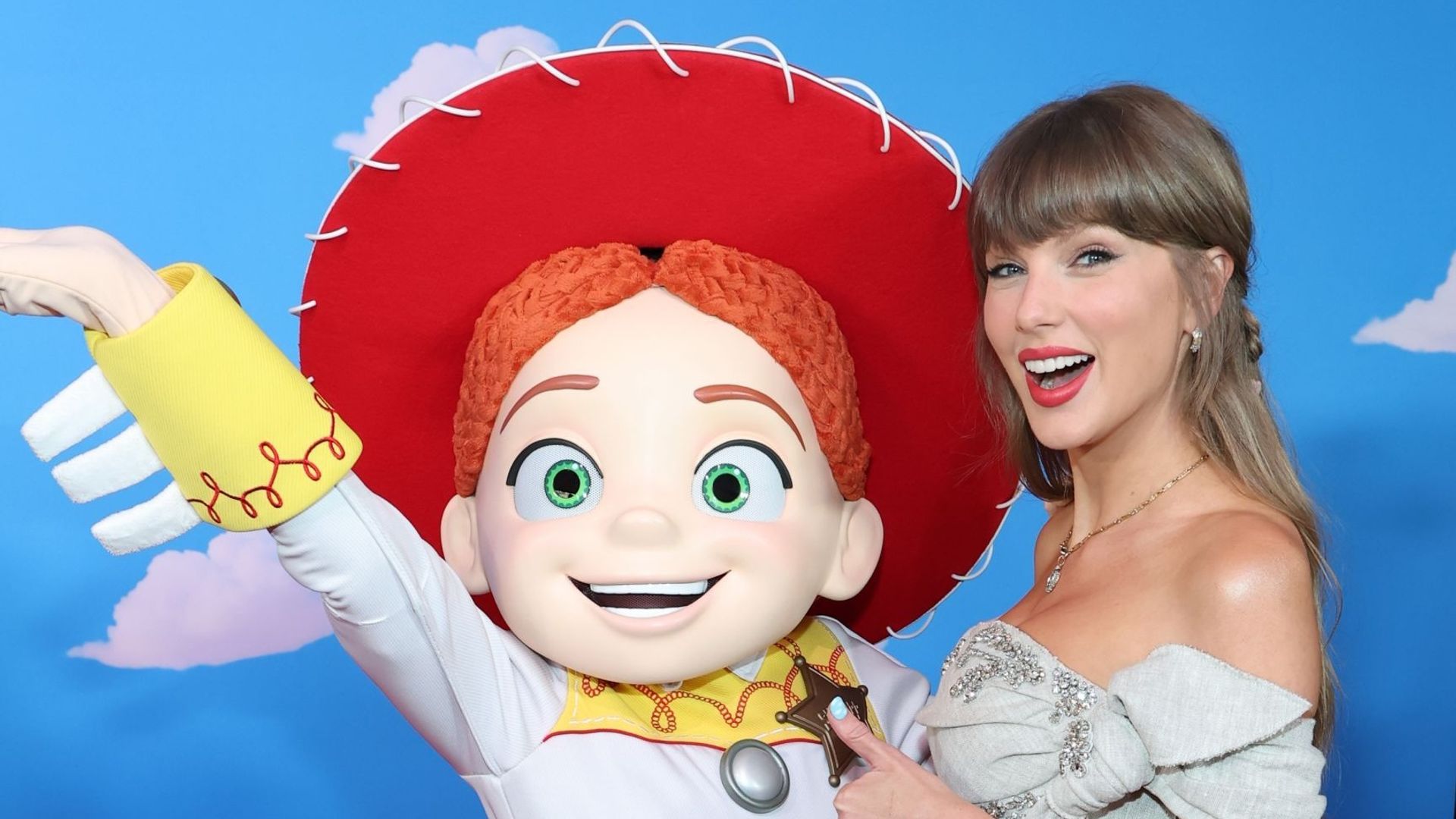 Taylor Swift crée la surprise à l’avant-première de Toy Story 5 et chante avec Randy Newman
