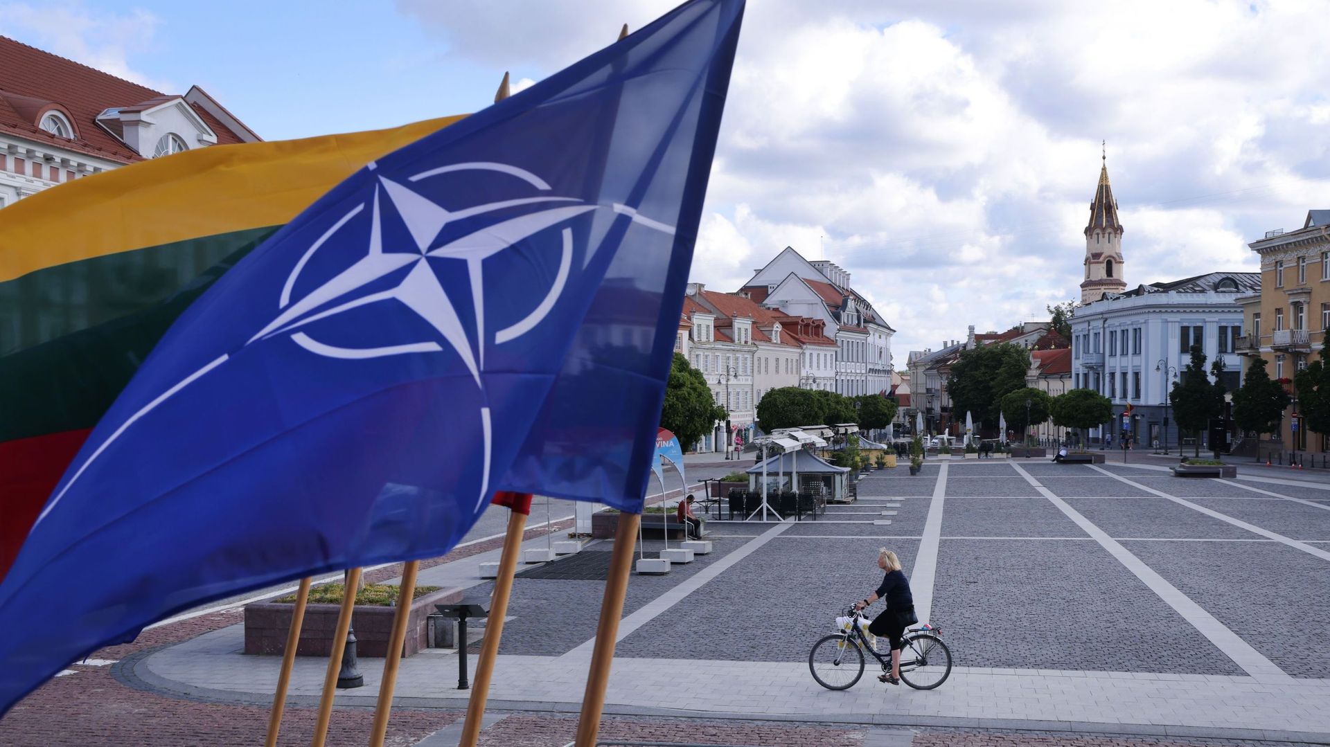 À Vilnius, dirigeants et population aux abris après une brève alerte au drone : "La mission de police du ciel de l'OTAN a été activée"