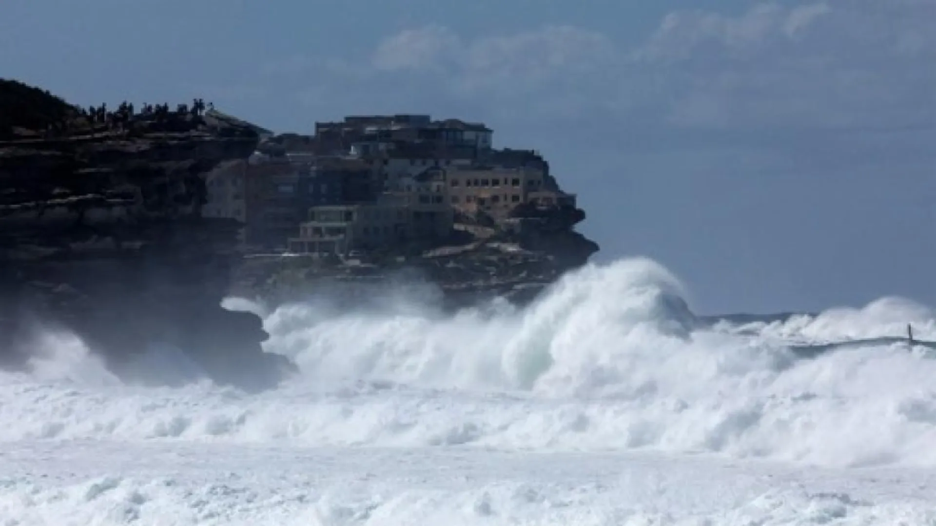 Australie : des vagues gigantesques touchent la Nouvelle-Galles du Sud ...