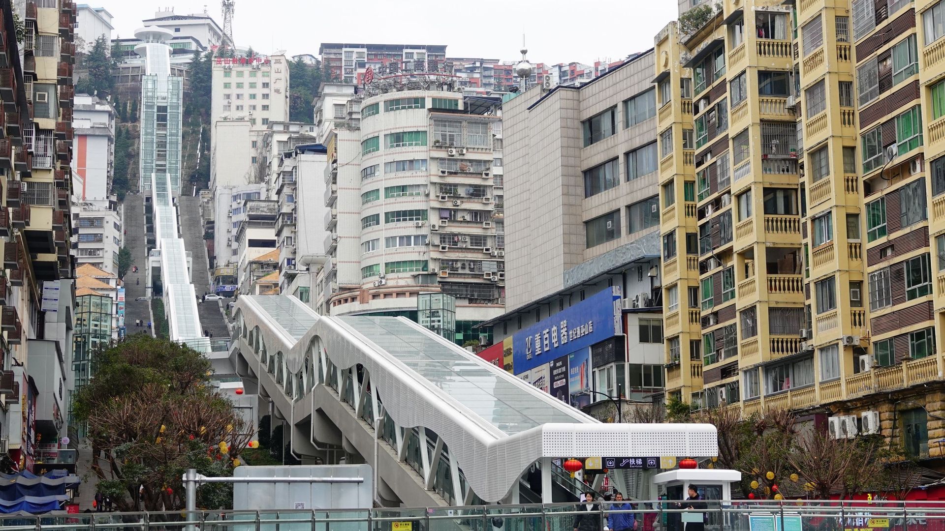 La minute insolite : voici le plus long escalator extérieur du monde, qui s’étend sur près d’un kilomètre