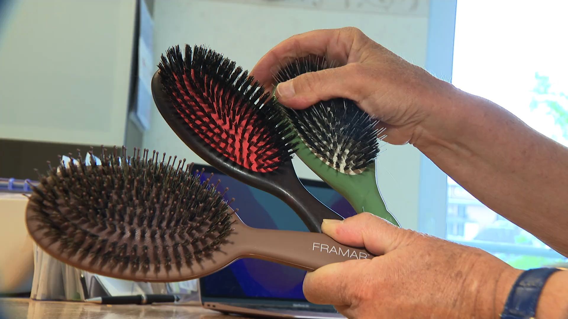 Une brosse à cheveux à 142 euros est-elle vraiment plus efficace qu’une brosse à 12 euros ?