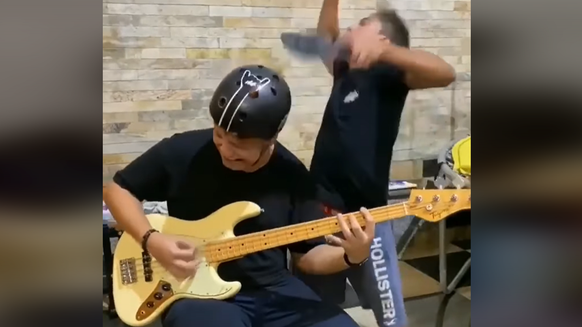 [Zapping 21] Axel Bauer rend hommage à Jimi Hendrix en musique - RTBF Actus