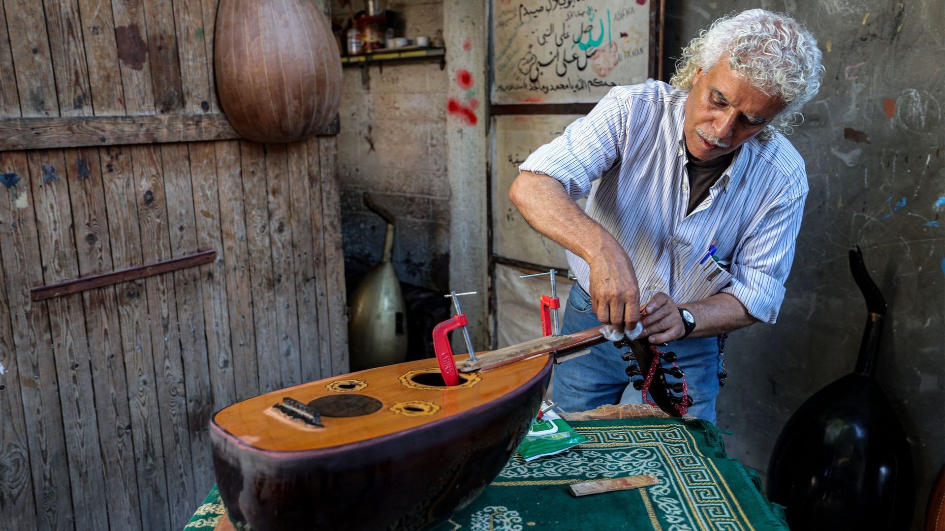 Au cœur des ruines de Gaza, un luthier redonne vie aux ouds