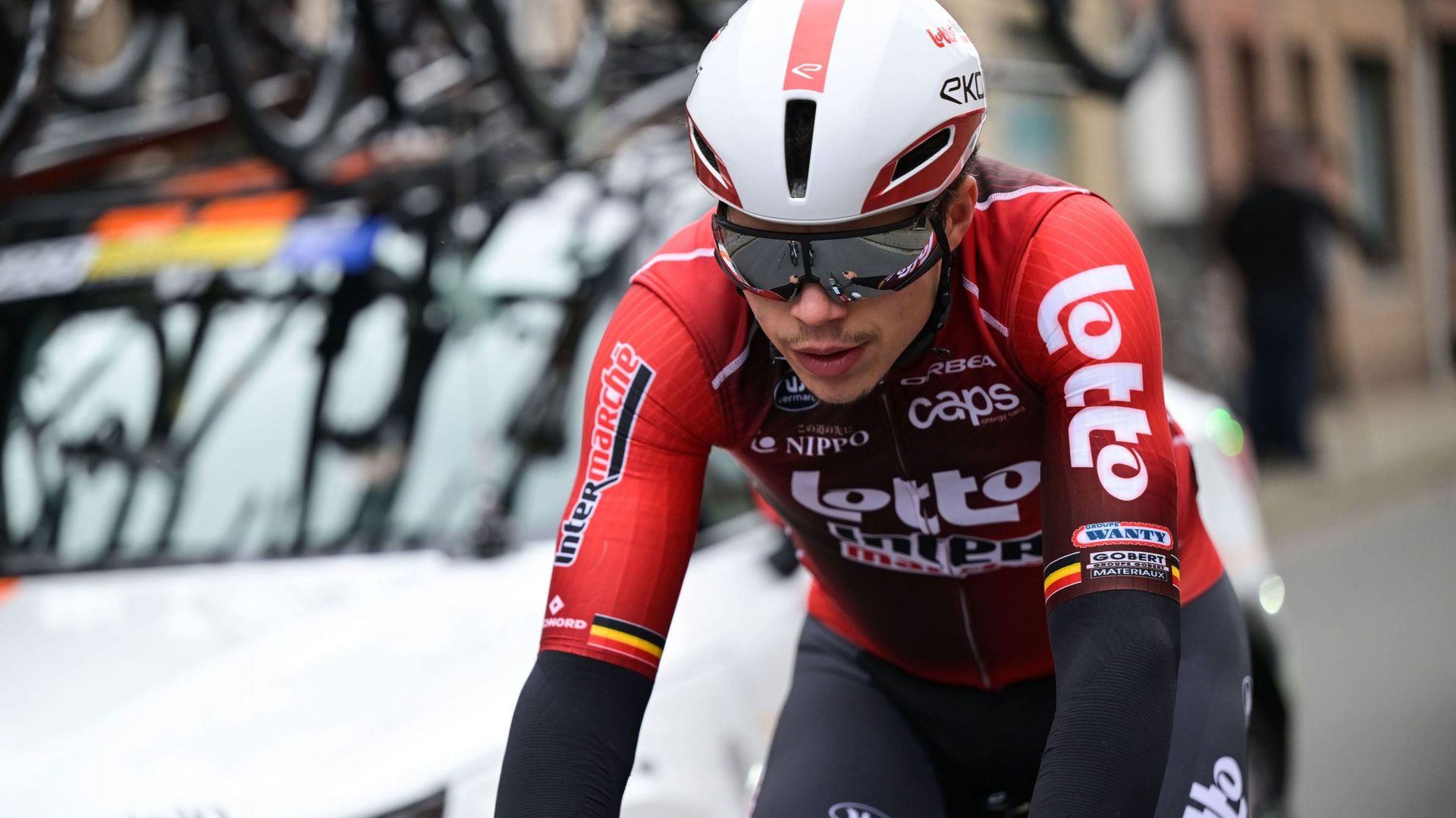 La belle image du Giro : Victor Campenaerts tente d’aider Arnaud De Lie en lui portant son bidon