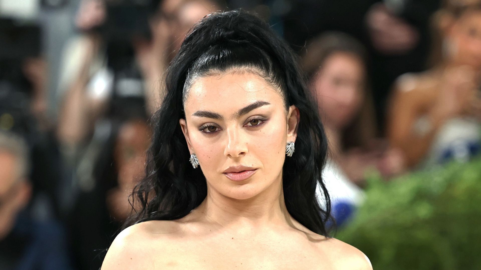 Charli XCX révèle se trouver "dans la pire situation psychologique" qu’elle ait connue