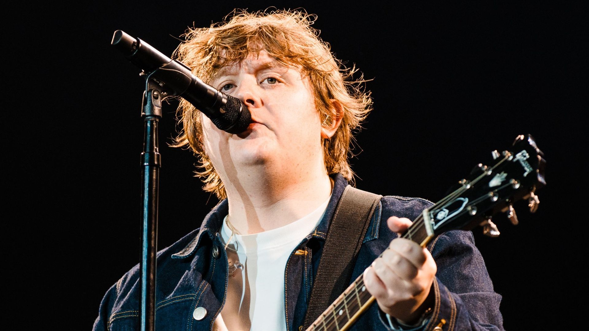 Un vinyle mystère se retrouve dans les bacs des disquaires : Lewis Capaldi dévoile tout