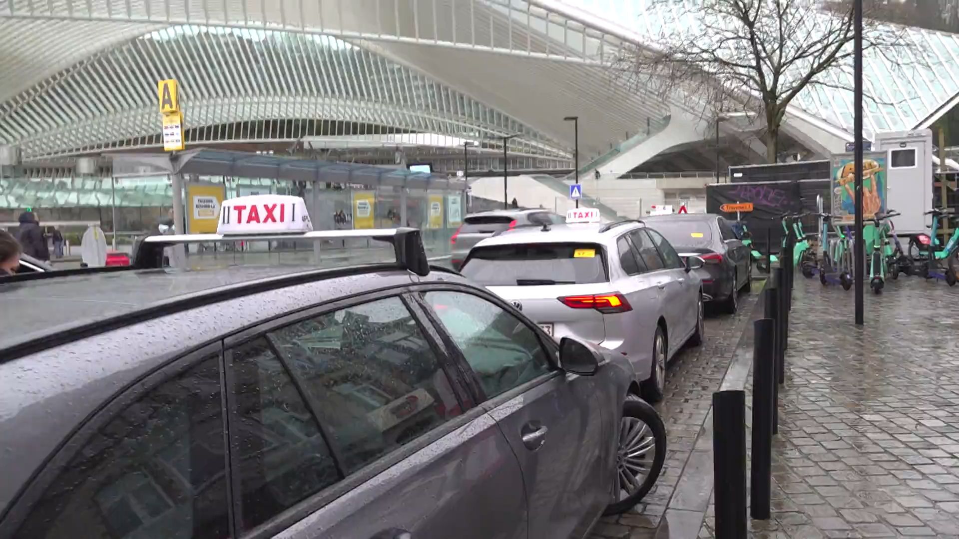 Taxis, infirmiers à domicile, livreurs : la flambée du carburant asphyxie les métiers de terrain