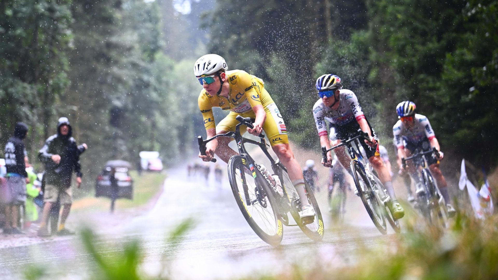 Tour de France 2026 – Les classements après la 14e étape : Evenepoel reste sur le podium, Seixas en blanc, Pidcock recule