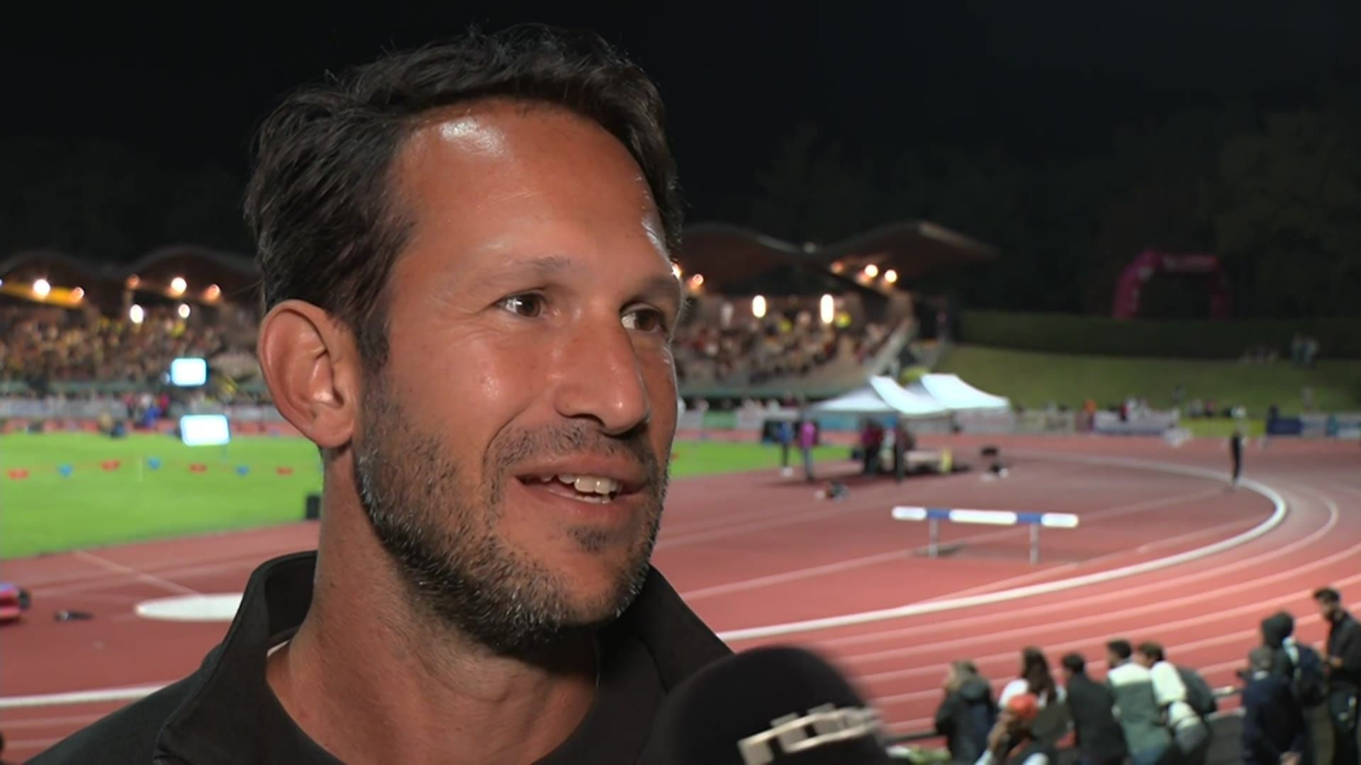 Photo: rtbf.be Le coach de Nafi Thiam ravi après la 1re journée de l'heptathlon de Talence : "Pas encore à 100%, mais peut-être à 98% sur