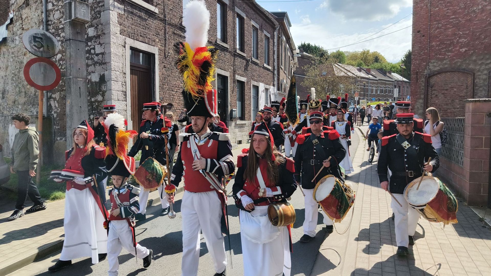 Bouffioulx : 30 ans plus tard, une marche folklorique renaît avec ses soldats, ses tambours et ses fifres