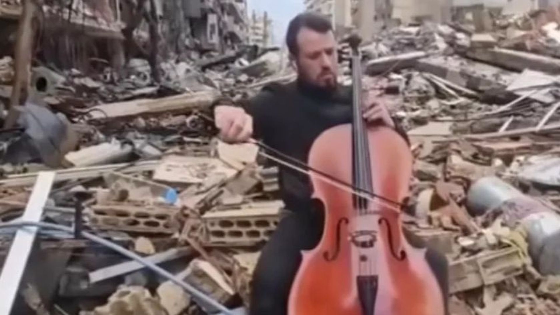 Dans les ruines de Beyrouth, un violoncelliste fait résonner sa musique pour "attirer l’attention" sur la situation de son pays