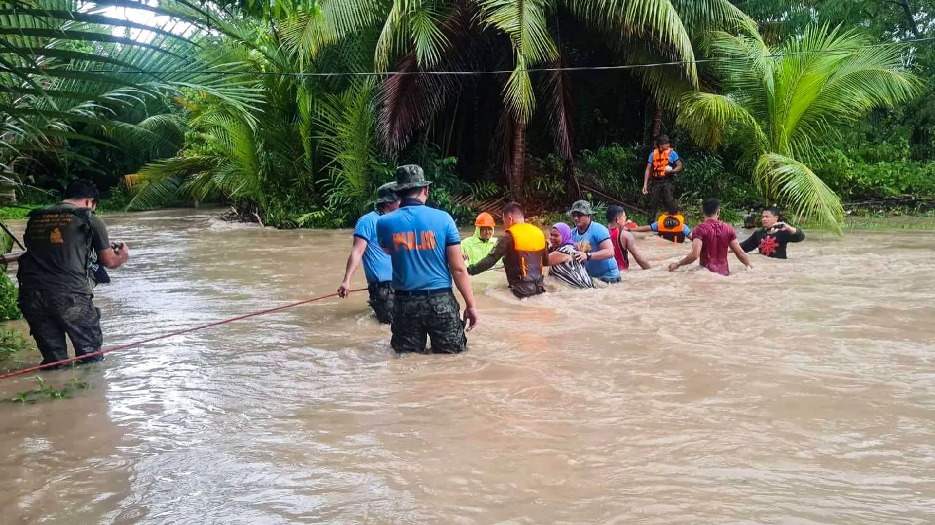 Philippines : le gouvernement revoit son bilan à la baisse à 45 morts ...
