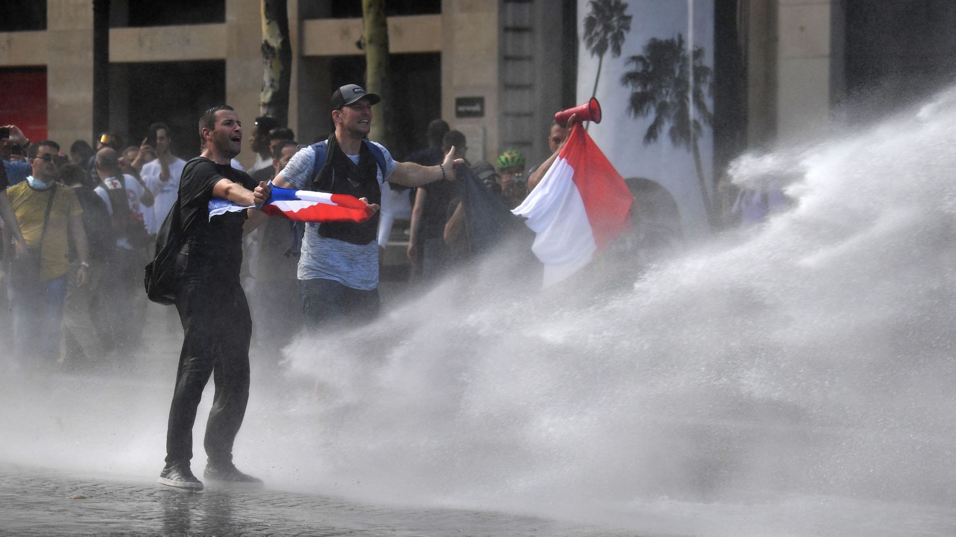 France : 161.000 personnes manifestent contre le pass sanitaire ...