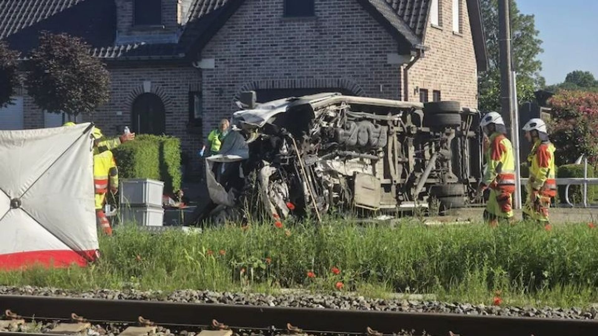 Un car scolaire percuté par un train sur un passage à niveau à Buggenhout, plusieurs morts selon la VRT