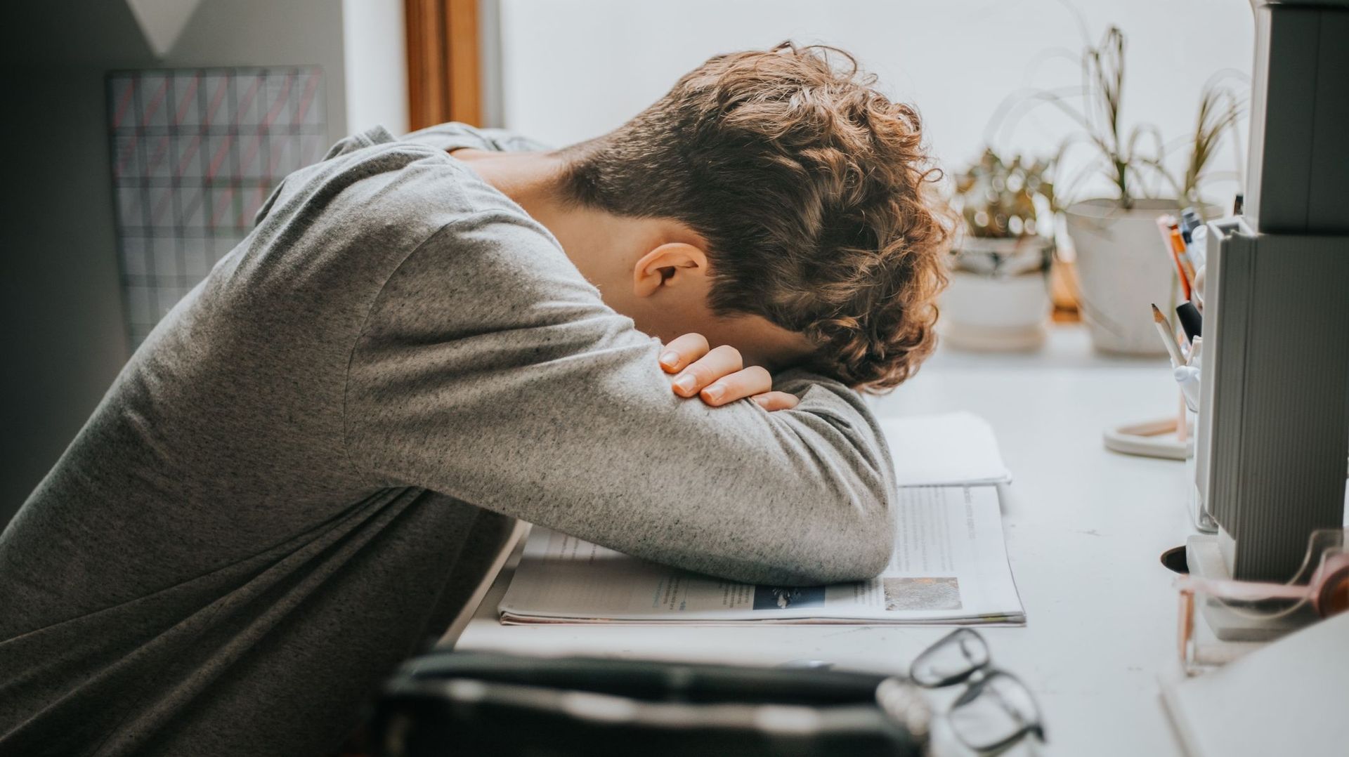 Précarité, job et études : un "cercle vicieux" qui pousse les jeunes vers le burn-out