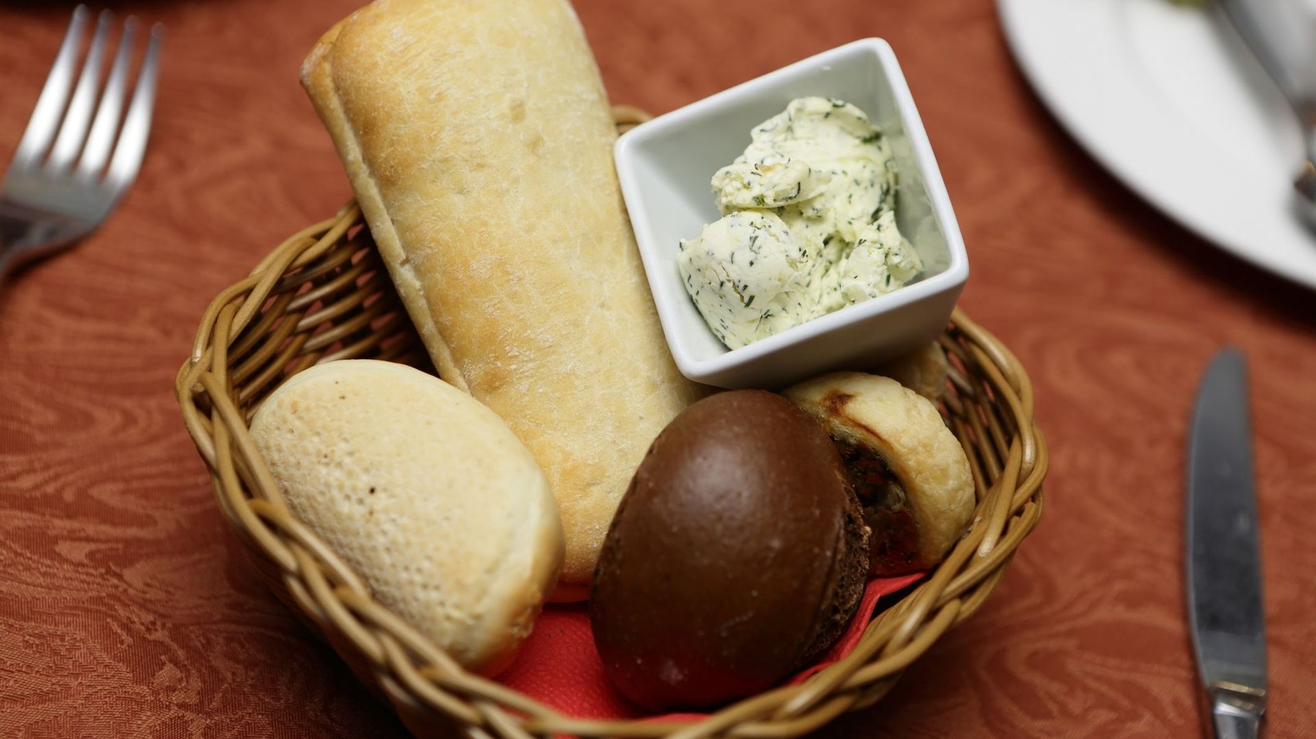 La tradition du pain et du beurre au resto : une manière gourmande de souhaiter la bienvenue