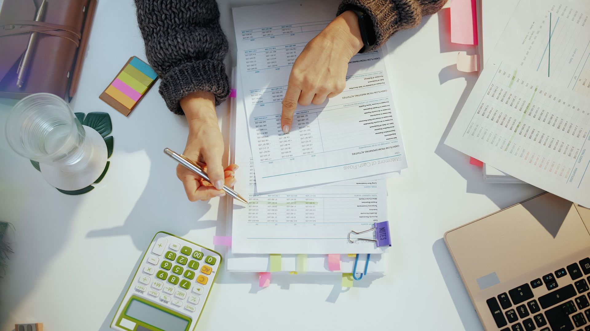 Contrat d’énergie fixe ou variable : pourquoi les comparateurs vous induisent en erreur ?