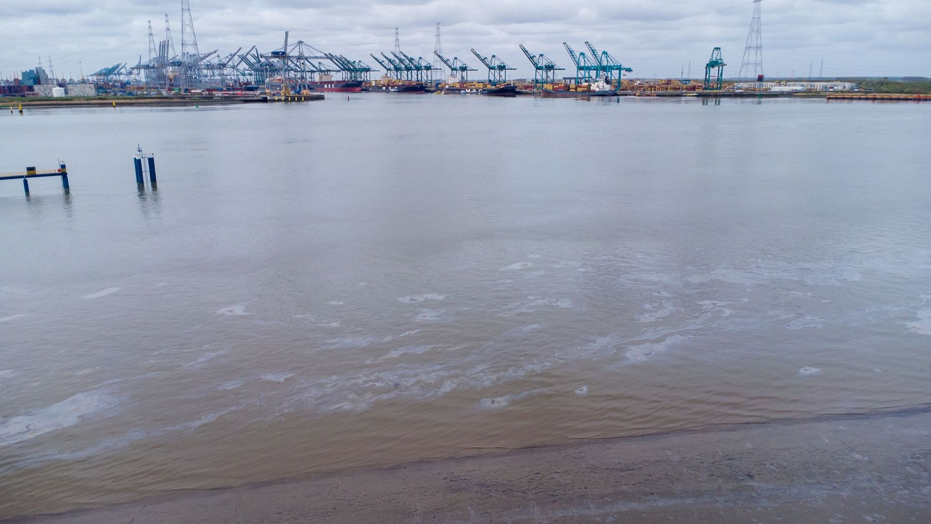 Fuite de pétrole dans le port d'Anvers : une partie des quais à nouveau opérationnelle