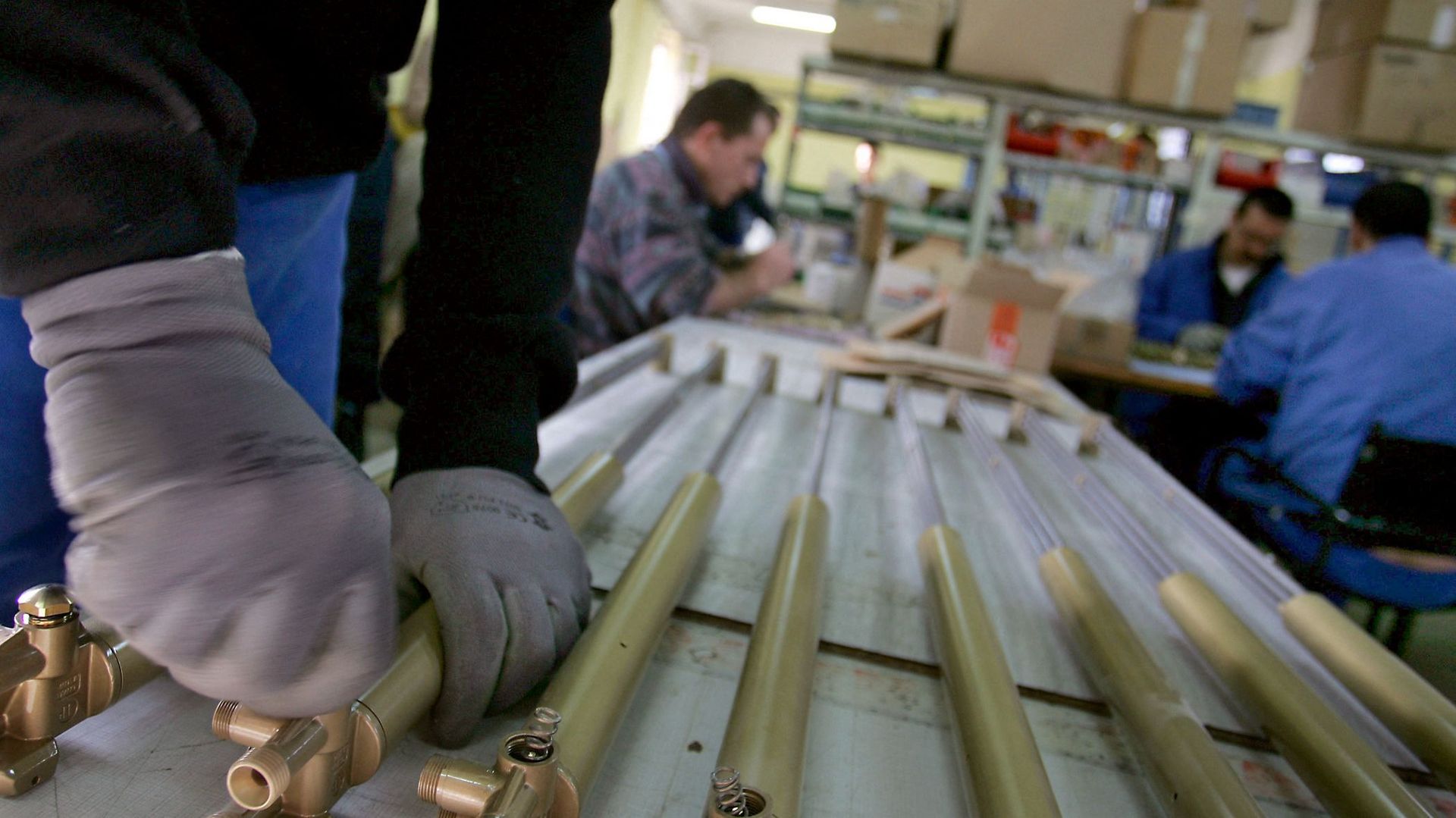 Le travail en prison : un moyen de réinsertion efficace ou une simple occupation ? - RTBF Actus