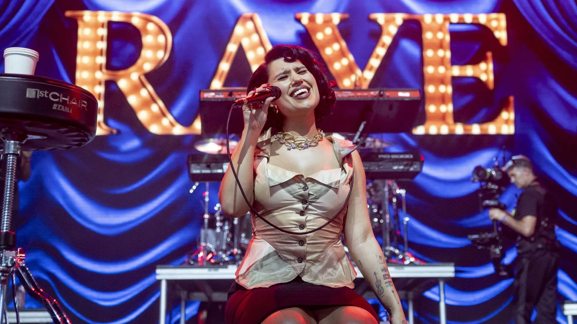 Raye Editorial Coverage Raye annonce son deuxième album : retour sur son incroyable parcours ...