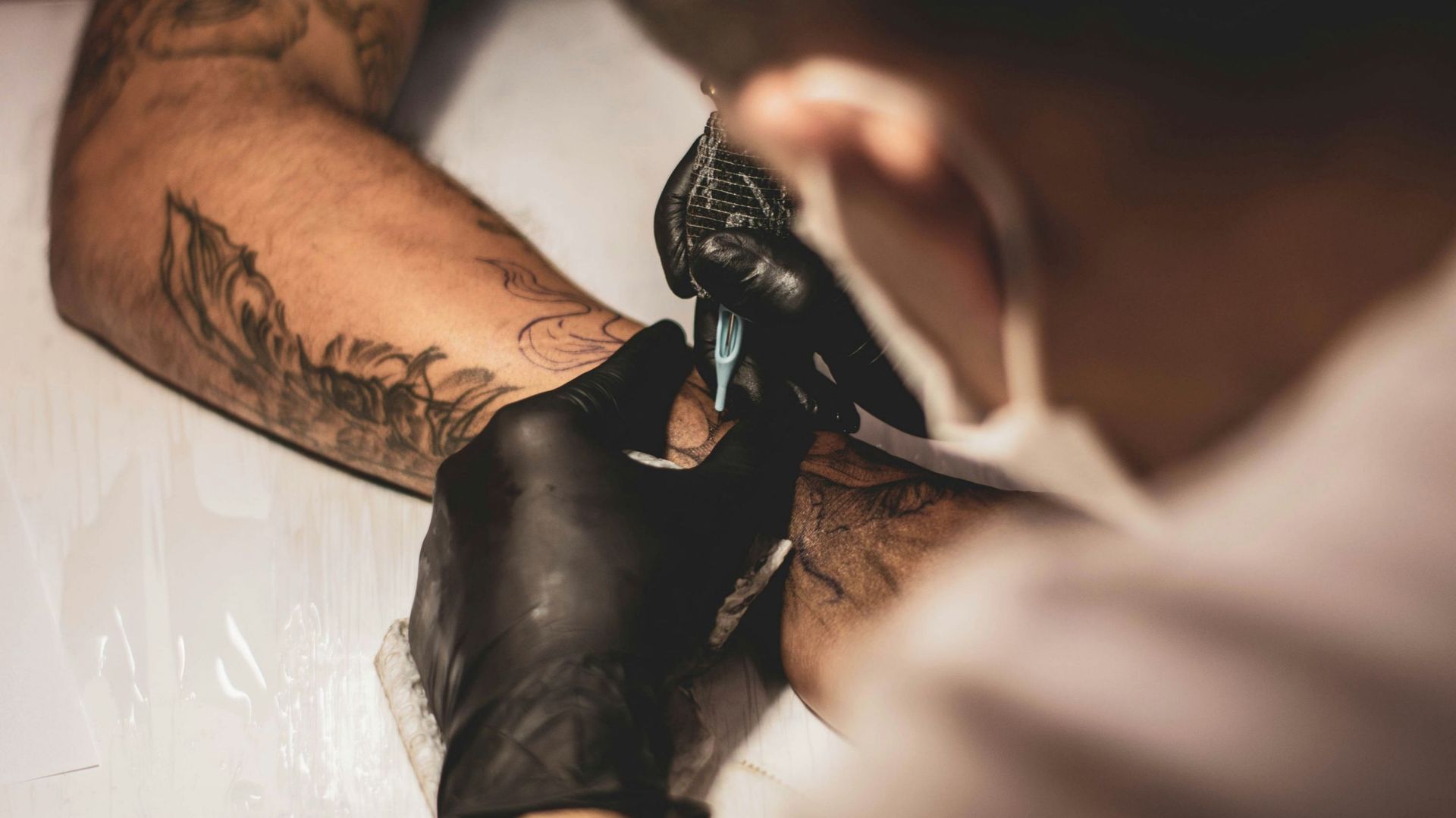 La minute insolite : comment le visage de cette jeune femme de 18 ans s'est retrouvé tatoué à son insu sur une vingtaine de personnes ?