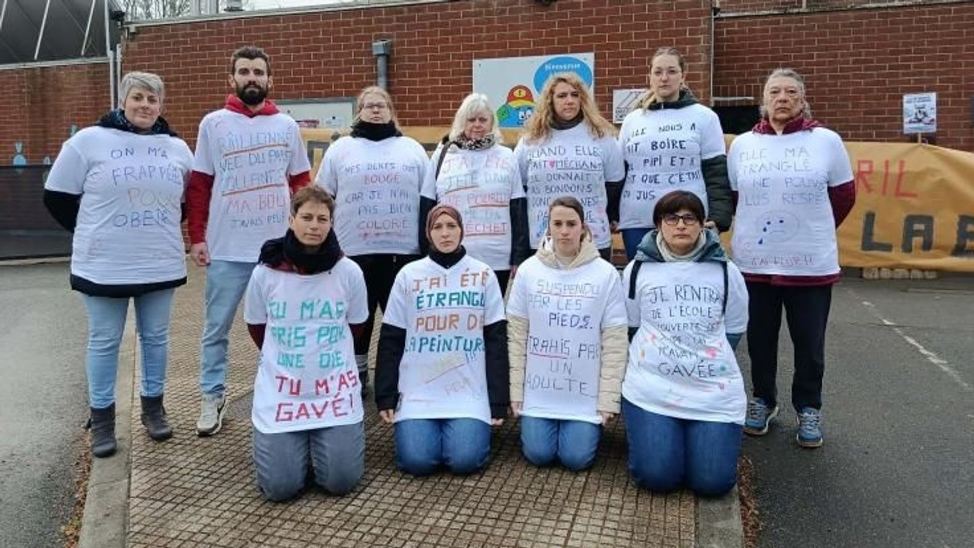 Brugelette : des parents d’élèves et un comité de soutien manifestent contre le retour d’une enseignante