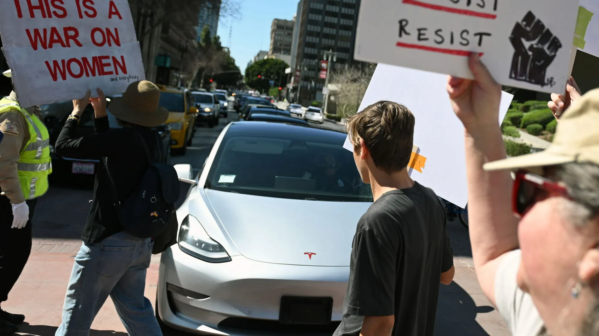 Une journée mondiale d'action contre Elon Musk prévue ce samedi - RTBF ...