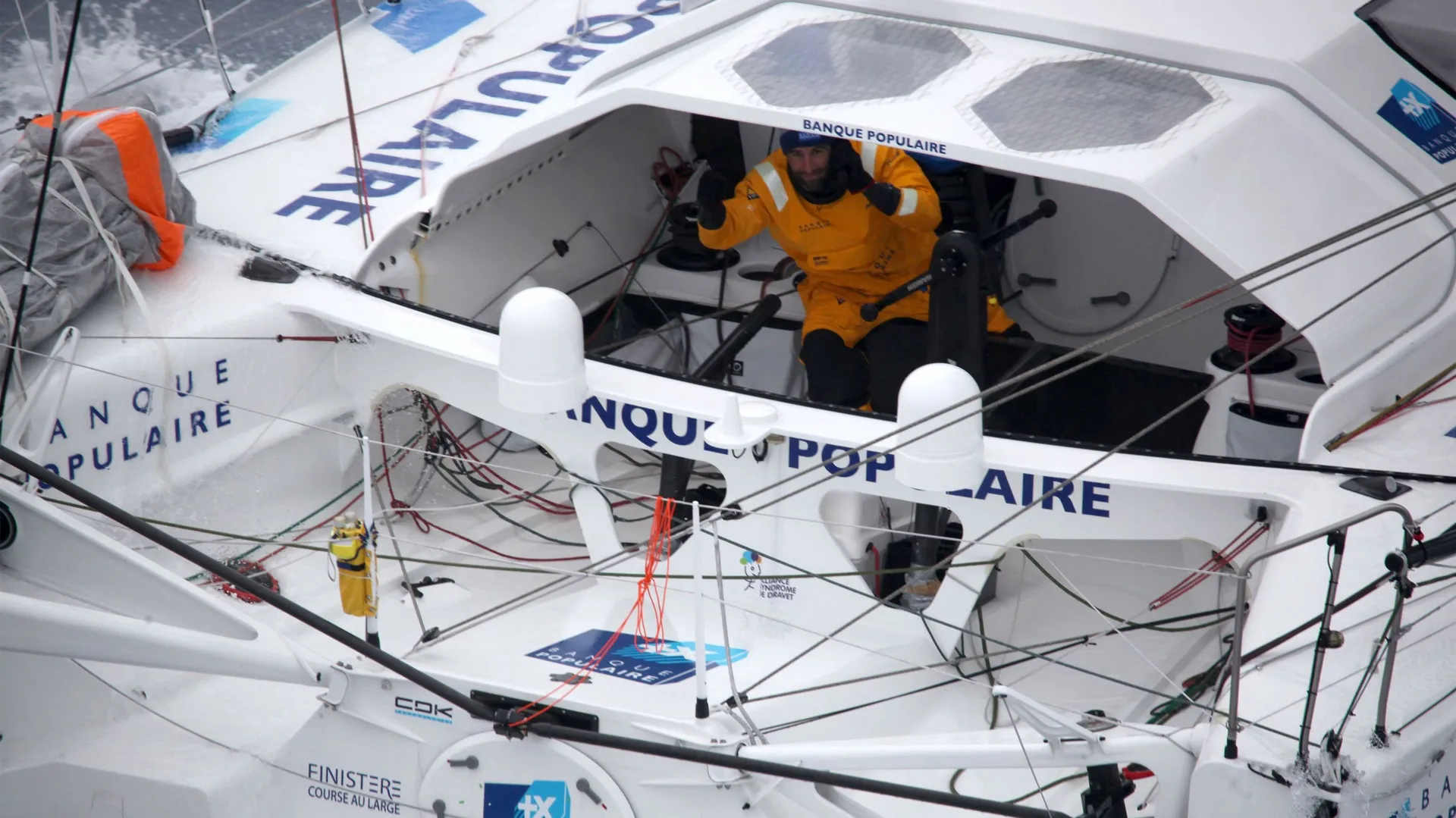 Le Cléach piégé dans un anticyclone, Thomson revient à 159 milles