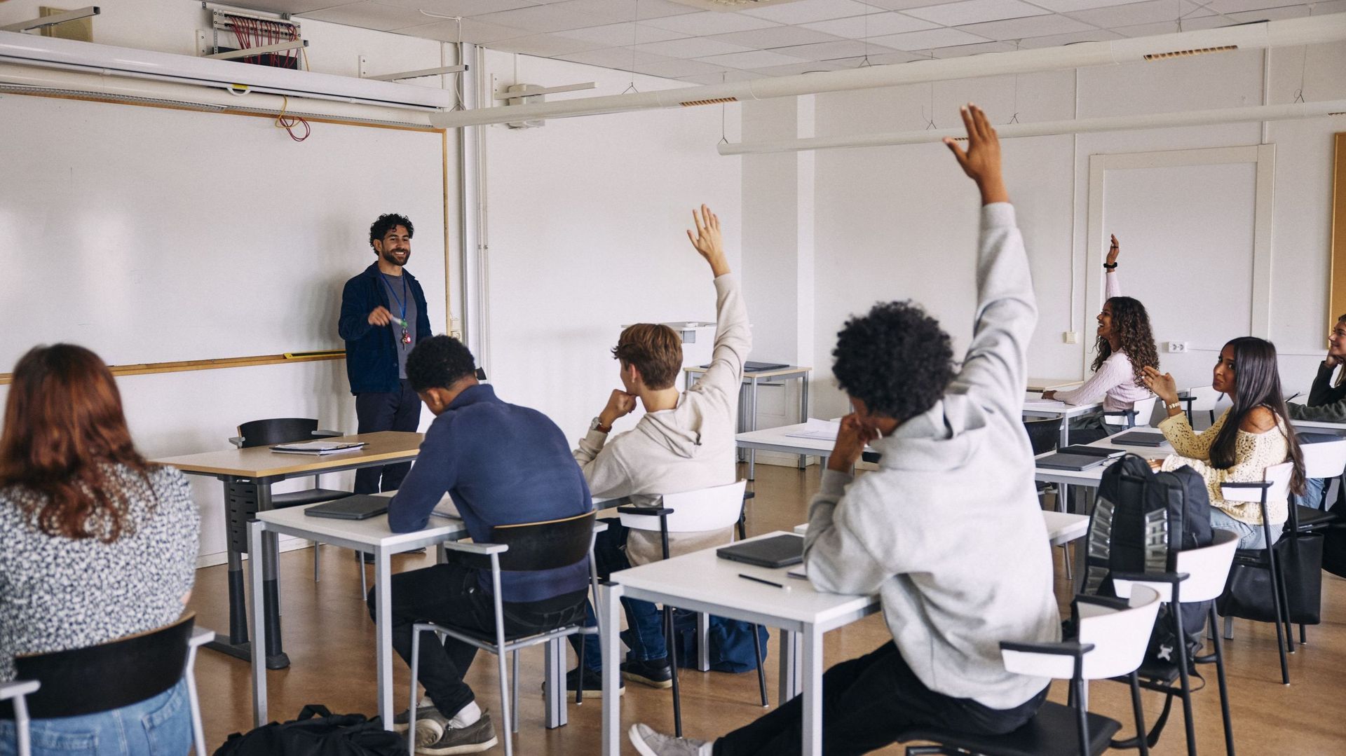 Un appel aux parents et un SMS par semaine : cette méthode transforme la relation à l’école depuis quinze ans